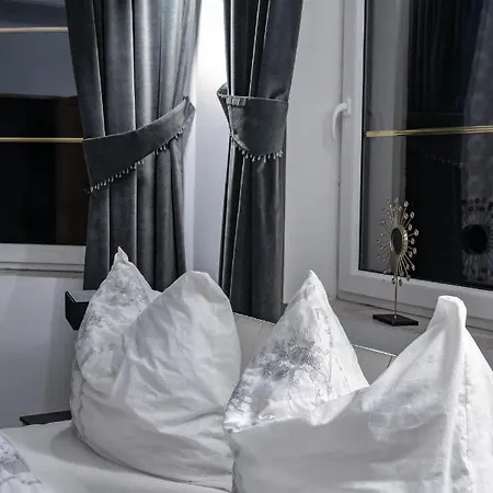 Palacyk Lesny Bed & Breakfast *